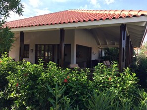 Exterior - Spacious detached villa for 6 people on the beach of Blue Bay Curacao (Sint Michiel)