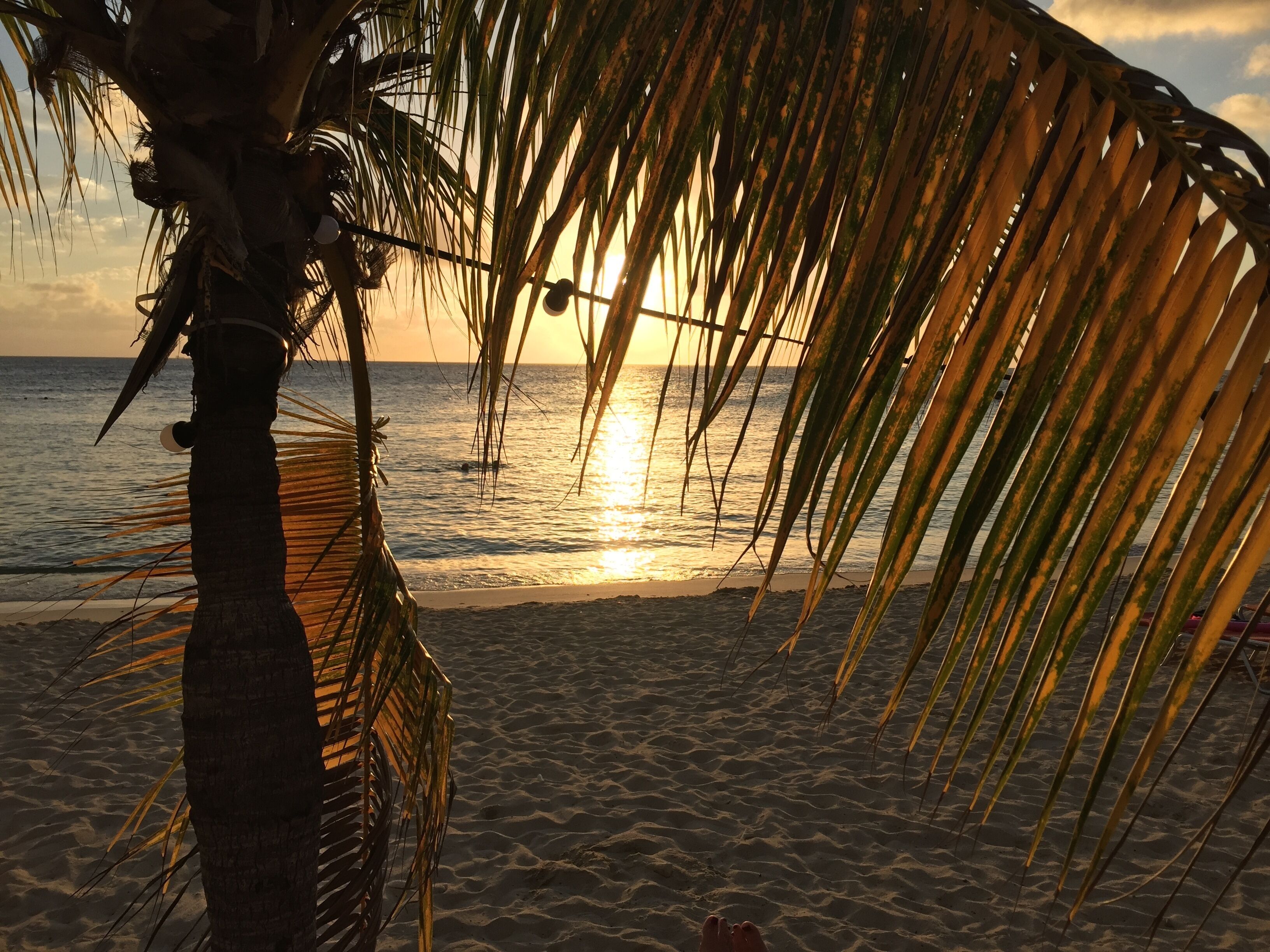 På stranden, solsenger og strandhåndklær