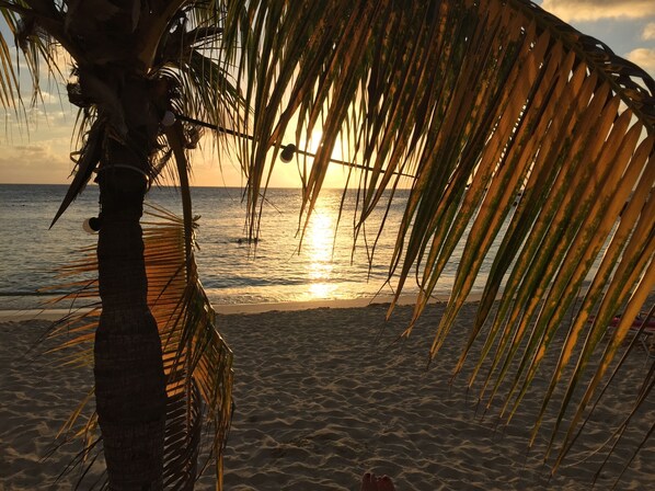 On the beach, sun loungers, beach towels - Spacious detached villa for 6 people on the beach of Blue Bay Curacao (Sint Michiel)