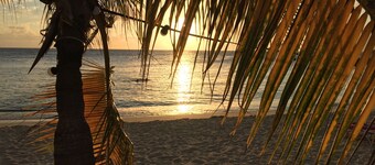 Spacious detached villa for 6 people on the beach of Blue Bay Curacao