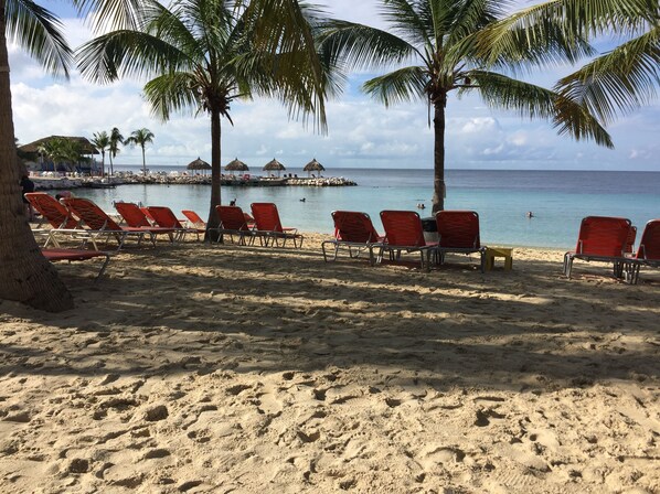 Sur la plage, chaise longue, serviettes de plage