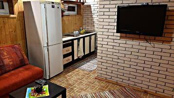 Kahden hengen comfort-huone | Yksityinen keittiö | Täysikokoinen jääkaappi, mikroaaltouuni, liesi