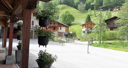 Cozy 6-Person Apt at Ski Base, Hiking Trails, 2-Star Rating, Parking, Wi-Fi Options