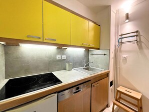 Fridge, microwave, dishwasher, coffee/tea maker