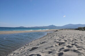 Una playa cerca, sillas reclinables de playa, toallas de playa
