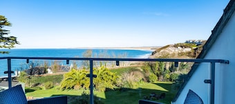 Sea view apartment with balcony and gardens. Private path to the beach.