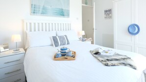 1 bedroom, WiFi, bed sheets - Sea view apartment with balcony and gardens. Private path to the beach. (St Ives)