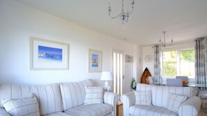 TV - Sea view apartment with balcony and gardens. Private path to the beach. (St Ives)