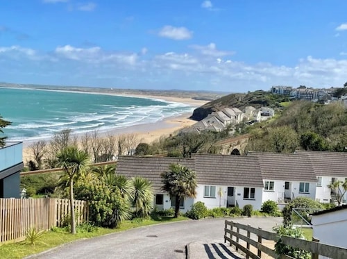 Sea view apartment with balcony and gardens. Private path to the beach.