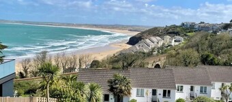 Sea view apartment with balcony and gardens. Private path to the beach.