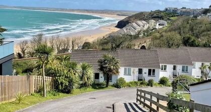 Sea view apartment with balcony and gardens. Private path to the beach.