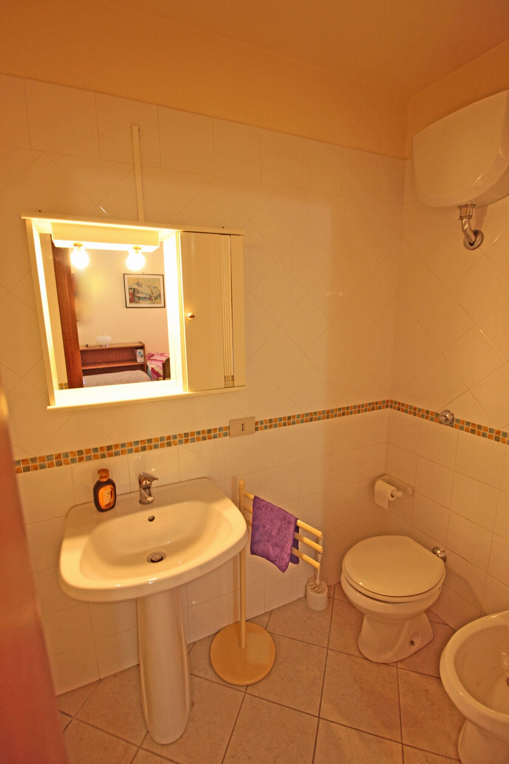 Douche, séchoir à cheveux, bidet, serviettes fournies