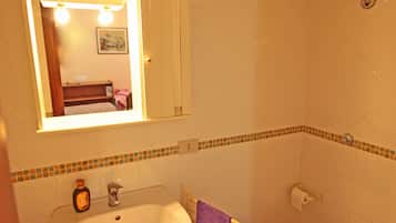 Dusche, Haartrockner, Bidet, Handtücher