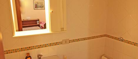 Doccia, asciugacapelli, asciugamani, sapone