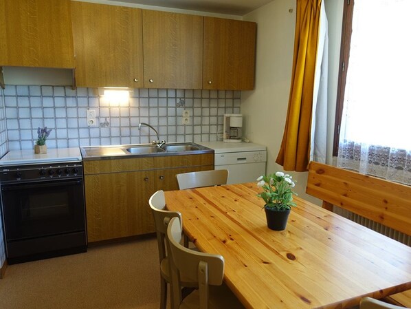 Microwave, dishwasher, coffee/tea maker - 2-Star Ski-In/Ski-Out Apartment for 5, Arêches-Beaufort (Arêches-Beaufort)