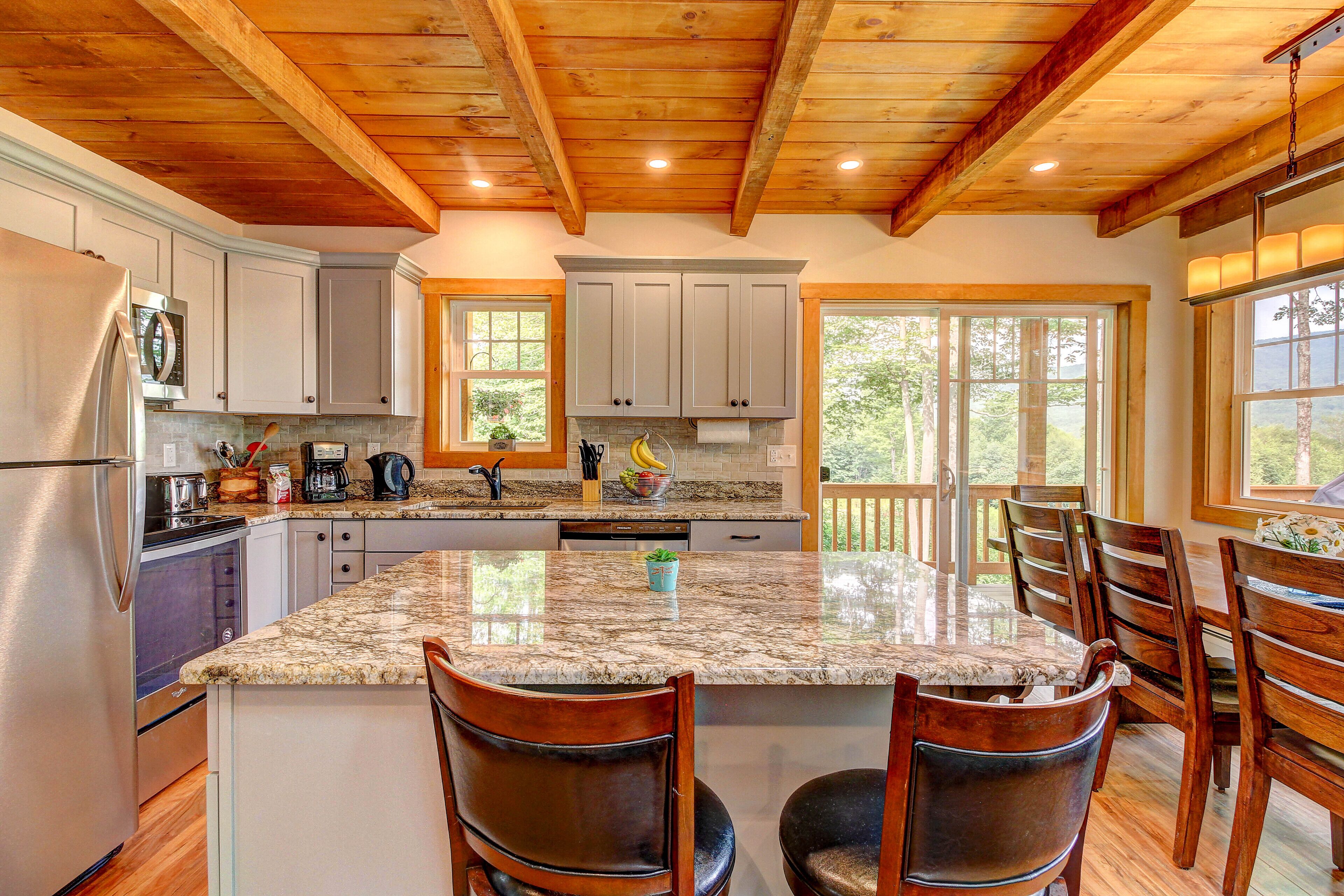 Jääkaappi, mikroaaltouuni, uuni, liesi