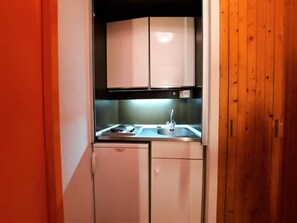 Geladeira, micro-ondas, fogão, cafeteira/chaleira