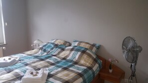 2 dormitoris, escriptori, planxa i posts de planxar i wifi 