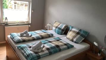 2 bedrooms, desk, iron/ironing board, WiFi