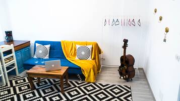 Televisor, llar de foc, biblioteca musical i estèreo