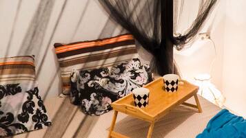 1 dormitori, planxa i posts de planxar, wifi i roba de llit