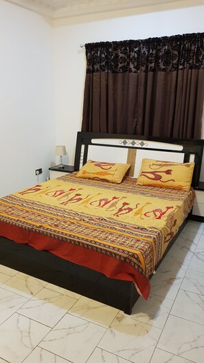 3 slaapkamers, een strijkplank/strijkijzer, gratis wifi, beddengoed