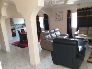 Smart TV, DVD player - The Charming Bristolian Holiday Home (Brusubi)