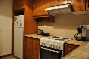 Réfrigérateur, four, cafetière/bouilloire, grille-pain