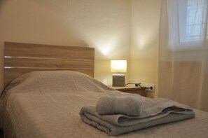 2 chambres, fer et planche à repasser, accès Internet, draps fournis