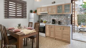 Fridge, oven, stovetop, coffee/tea maker