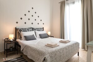 2 bedrooms, desk, iron/ironing board, WiFi