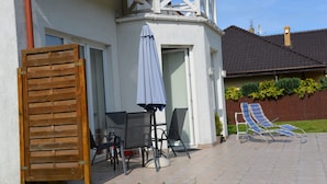 A patio area with a table and chairs, a wooden gate, and two lounge chairs. - Casa Azul Seaside House 10 minutes from Gdynia, 25 minutes from Gdańsk. 15 min. Sopot (Kosakowo)