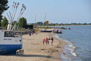 På stranden och solstolar