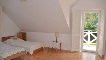 5 bedrooms, iron/ironing board, Internet, bed sheets