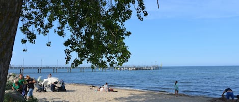 Rannalla, aurinkotuoleja