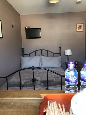 1 bedroom, laptop workspace