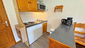 Cafetera i tetera, frigorífic, rentaplats i torradora 