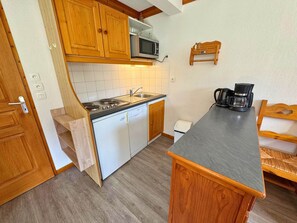 Kylskåp, diskmaskin, kaffe- och tebryggare och brödrost