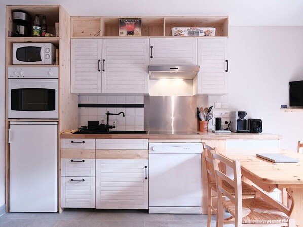 Réfrigérateur, four à micro-ondes, un four, lave-vaisselle