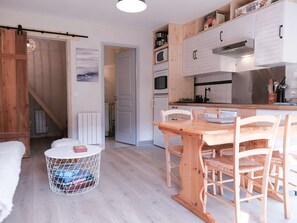 Property grounds - Cosy Apt with Pool Access, Near Slopes & Shops, Sleeps 3 (Arêches-Beaufort)