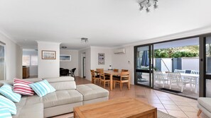 TV - TERRIGAL TRANQUILITY Pool in complex, in the heart of Terrigal (TERRIGAL)