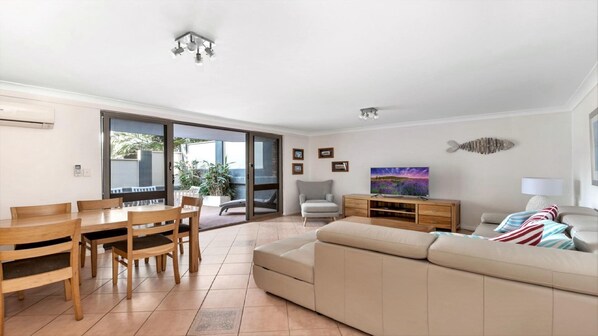 TV - TERRIGAL TRANQUILITY Pool in complex, in the heart of Terrigal (TERRIGAL)