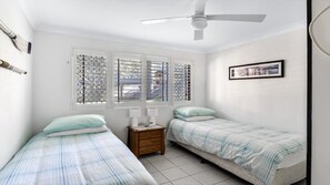 3 bedrooms, iron/ironing board, Internet, bed sheets - TERRIGAL TRANQUILITY Pool in complex, in the heart of Terrigal (TERRIGAL)