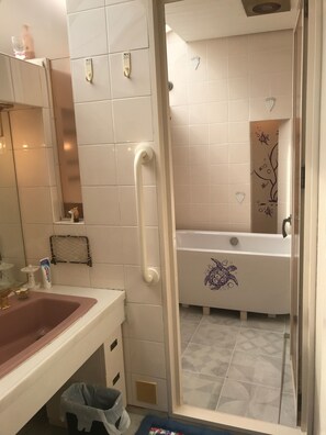 Haartrockner, Handtücher, Seife, Shampoo