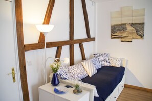 1 chambre, bureau, fer et planche à repasser, lit parapluie