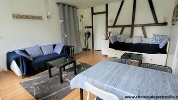 Televisie, een stereo en een kantoor