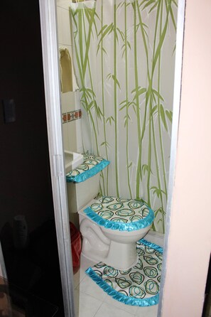 Een haardroger, handdoeken, zeep, shampoo