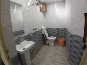Een douche, gratis toiletartikelen, zeep, shampoo