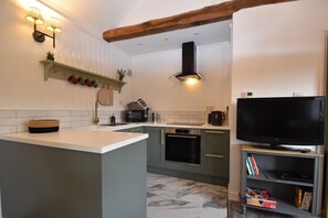 Fridge, microwave, oven, stovetop - Daisy Cottage, Sleeps 2 - Romantic Retreat in Rye, East Sussex, UK (Rye)