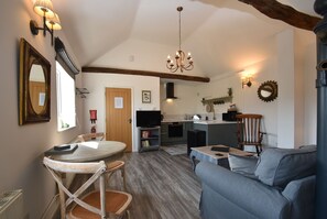 Smart TV, DVD player, stereo - Daisy Cottage, Sleeps 2 - Romantic Retreat in Rye, East Sussex, UK (Rye)